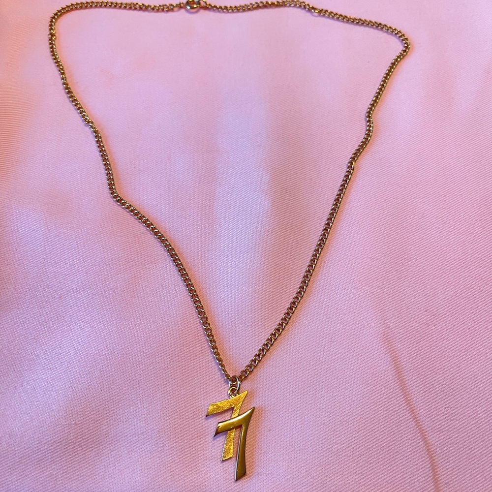 Avon Class of 77 Pendant Necklace